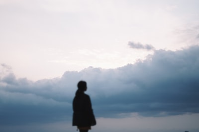 阴云下女人的身影